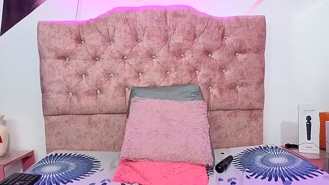 Kitten Hot  online show from 10/28/25, 05:22