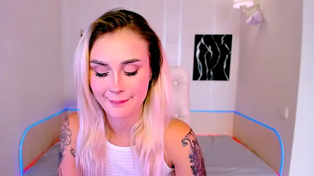 Snapshot of _Ravenaa chatting on 09/18/25, 10:17 Ravenaa online show from 09/18/25, 10:17