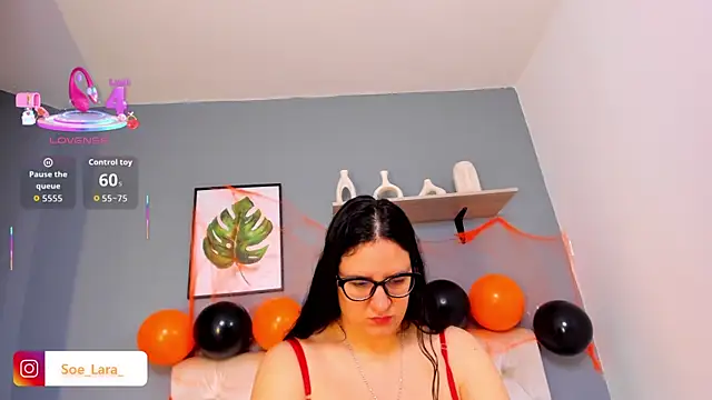 Snapshot of Soe_Lara chatting on 10/31/25, 11:33 Soe Lara online show from 10/31/25, 11:33