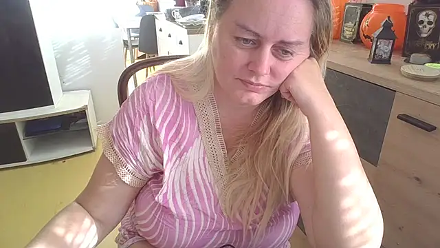 Snapshot of Meliss_Official9 chatting on 10/29/25, 12:51 Meliss Official9 online show from 10/29/25, 12:51