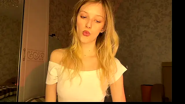 Evvie Summn1 online show from 10/23/25, 03:11