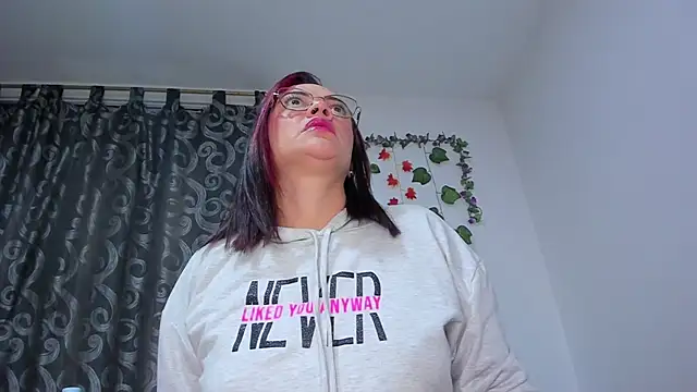 nicollee18 online show from 12/13/24, 10:08