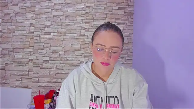 Snapshot of nicollee18 chatting on 10/02/25, 01:01 nicollee18 online show from 10/02/25, 01:01