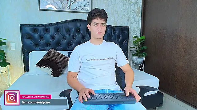 MaxxiCruz online show from 10/04/25, 03:48