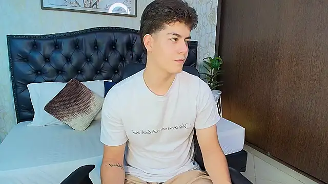 MaxxiCruz online show from 10/15/25, 04:01