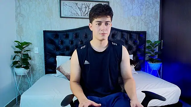 MaxxiCruz online show from 10/25/25, 04:42