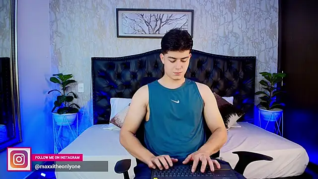 MaxxiCruz online show from 10/28/25, 04:05