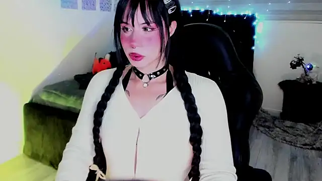 Snapshot of _riassgremory chatting on 10/12/25, 02:10 riassgremory online show from 10/12/25, 02:10