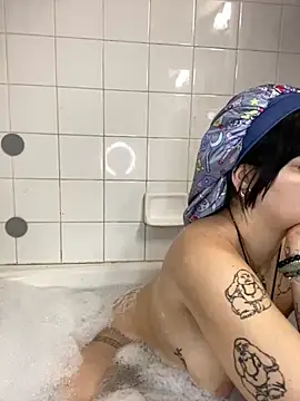 pircilla23 online show from 10/30/25, 02:18