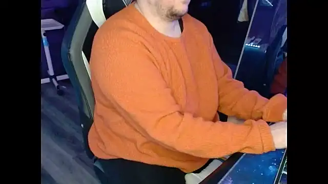 Snapshot of tuxedomasc_95 chatting on 02/19/25, 12:57 tuxedomasc 95 online show from 02/19/25, 12:57