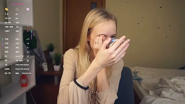 Snapshot of LynetBurby chatting on 10/23/25, 02:27 LynetBurby online show from 10/23/25, 02:27