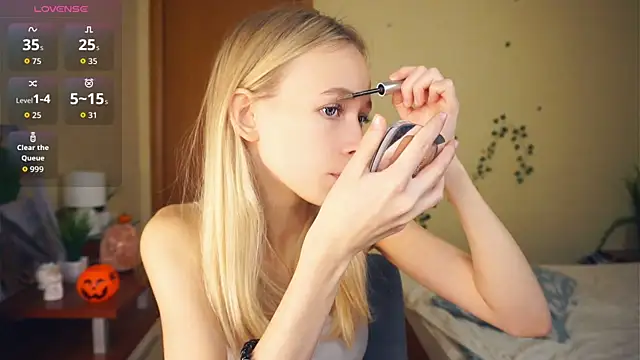 Snapshot of LynetBurby chatting on 10/27/25, 02:10 LynetBurby online show from 10/27/25, 02:10