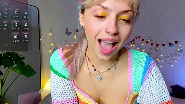 Snapshot of lavenderluxe chatting on 09/15/25, 12:05 lavenderluxe online show from 09/15/25, 12:05