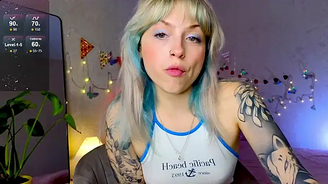 Snapshot of lavenderluxe chatting on 09/18/25, 01:02 lavenderluxe online show from 09/18/25, 01:02