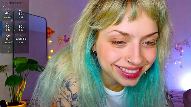 Snapshot of lavenderluxe chatting on 11/25/25, 01:11 lavenderluxe online show from 11/25/25, 01:11