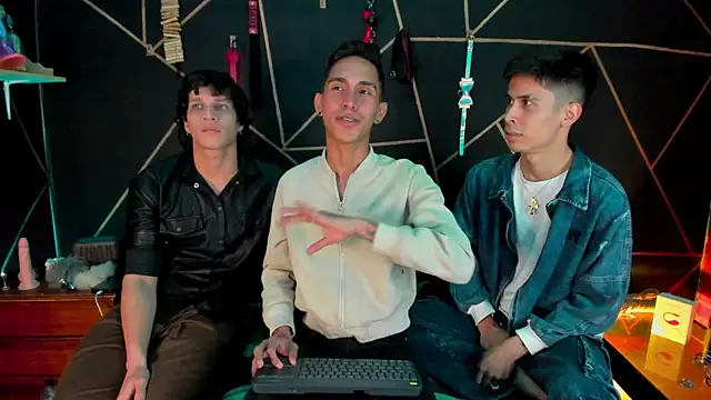 Snapshot of MillersKink chatting on 11/30/25, 10:03 MillersKink online show from 11/30/25, 10:03