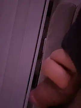 Snapshot of derFickerali chatting on 12/19/24, 01:18 derFickerali online show from 12/19/24, 01:18