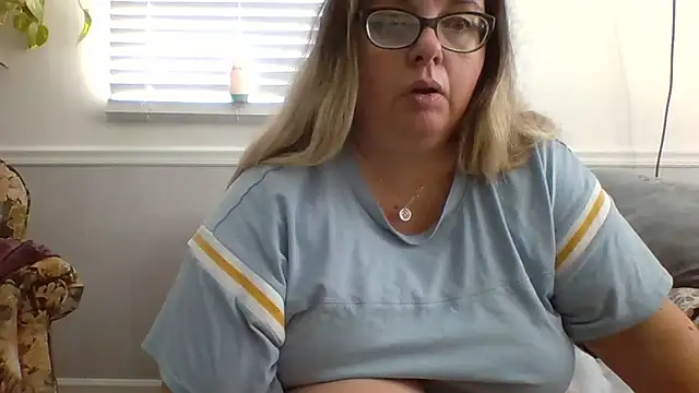 Snapshot of LauLauPAWG chatting on 01/17/25, 04:15 LauLauPAWG online show from 01/17/25, 04:15