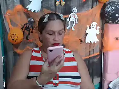 Snapshot of mom_son_dirty chatting on 10/21/25, 02:18 mom son dirty online show from 10/21/25, 02:18