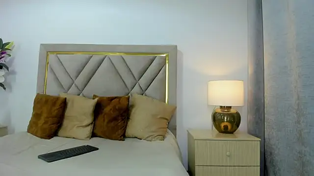 Snapshot of emily_queen2 chatting on 11/30/25, 06:23 emily queen2 online show from 11/30/25, 06:23