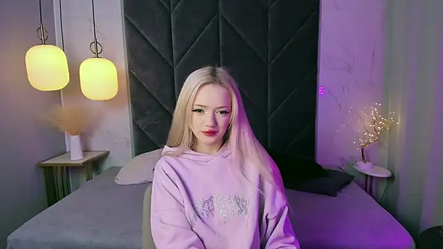 Snapshot of EmilyAir chatting on 09/28/25, 03:39 EmilyAir online show from 09/28/25, 03:39