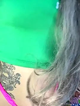 Snapshot of lunaapppp chatting on 12/14/25, 02:50 lunaapppp online show from 12/14/25, 02:50