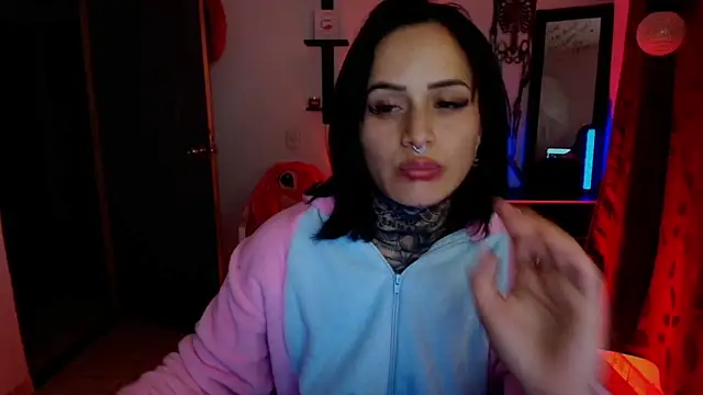 Snapshot of TinnaDawsom chatting on 10/06/25, 11:57 TinnaDawsom online show from 10/06/25, 11:57