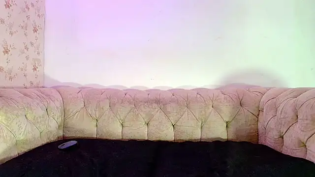 kira mz online show from 10/10/25, 12:04