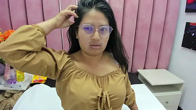 Miaa Smiith  online show from 10/12/25, 03:05