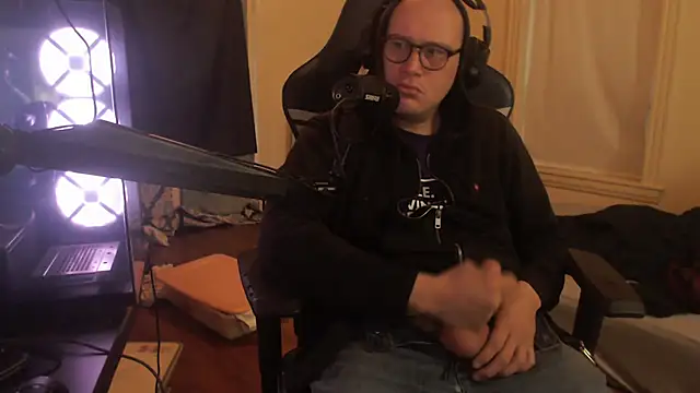 Snapshot of chicostick413 chatting on 10/22/25, 01:33 chicostick413 online show from 10/22/25, 01:33