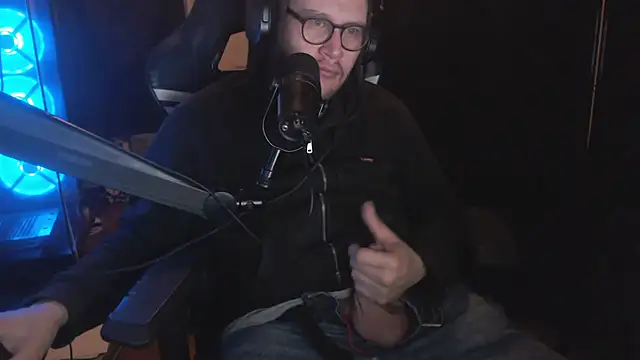 Snapshot of chicostick413 chatting on 11/07/25, 03:39 chicostick413 online show from 11/07/25, 03:39