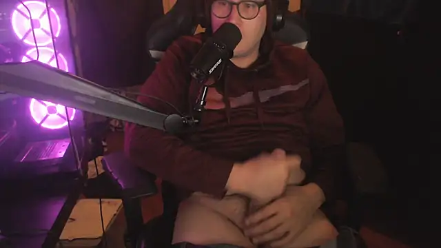 Snapshot of chicostick413 chatting on 11/14/25, 03:38 chicostick413 online show from 11/14/25, 03:38