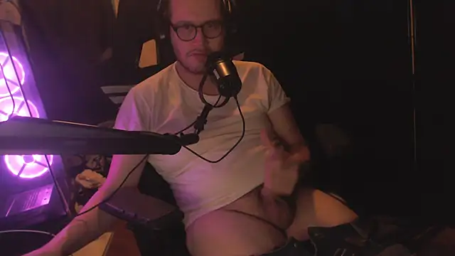 Snapshot of chicostick413 chatting on 11/29/25, 04:04 chicostick413 online show from 11/29/25, 04:04