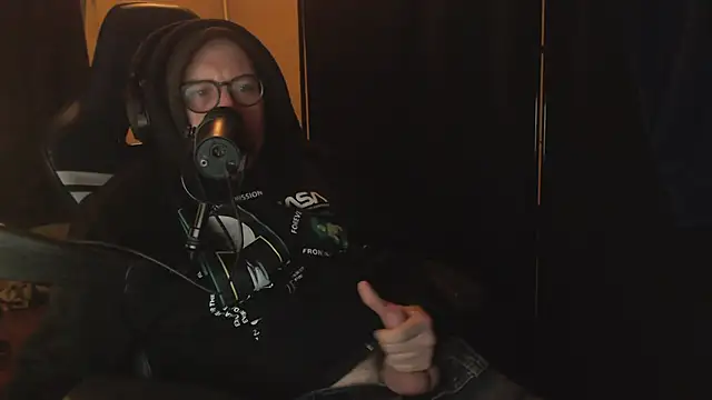 Snapshot of chicostick413 chatting on 12/16/25, 10:04 chicostick413 online show from 12/16/25, 10:04