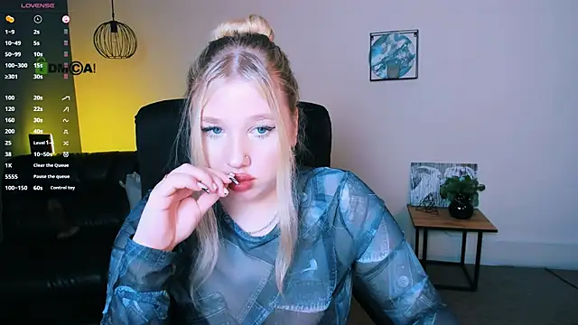 juli kisss online show from 12/29/24, 10:36