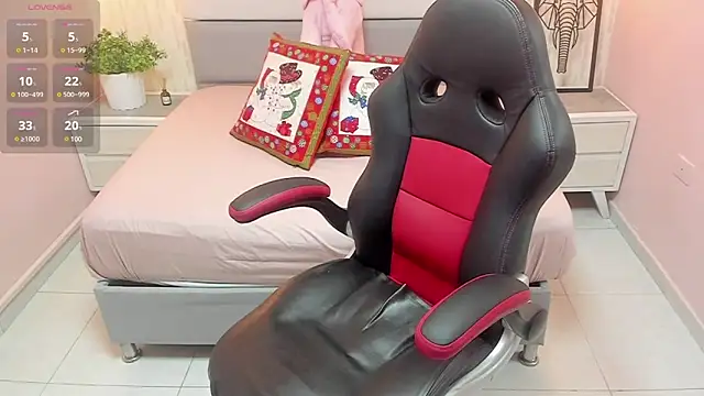 Snapshot of MAILYLOVE1 chatting on 12/20/24, 12:27 MAILYLOVE1 online show from 12/20/24, 12:27