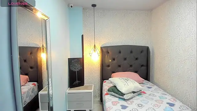 Snapshot of MAILYLOVE1 chatting on 02/19/25, 04:00 MAILYLOVE1 online show from 02/19/25, 04:00