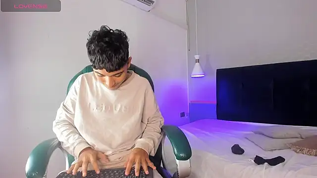 Snapshot of Austin_Cardieff chatting on 01/24/25, 03:43 Austin Cardieff online show from 01/24/25, 03:43