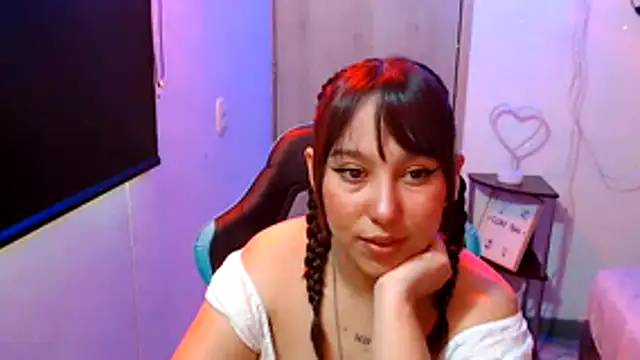 Snapshot of Skarlet_Adams28 chatting on 05/12/26, 08:39 Skarlet Adams28 online show from 05/12/26, 08:39