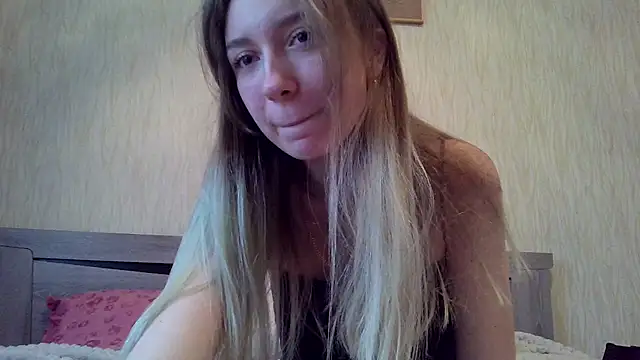qwolll online show from 03/17/25, 02:45