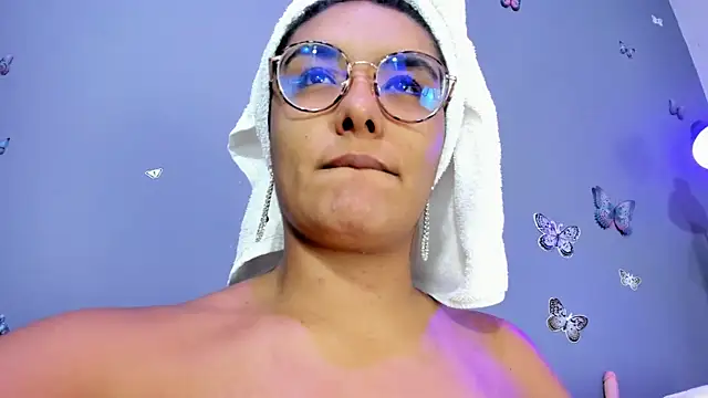 Kaira mosse online show from 10/21/25, 12:17