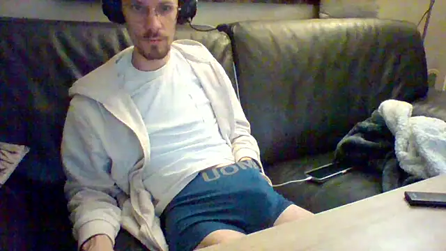 Snapshot of passif520 chatting on 02/06/25, 11:15 passif520 online show from 02/06/25, 11:15