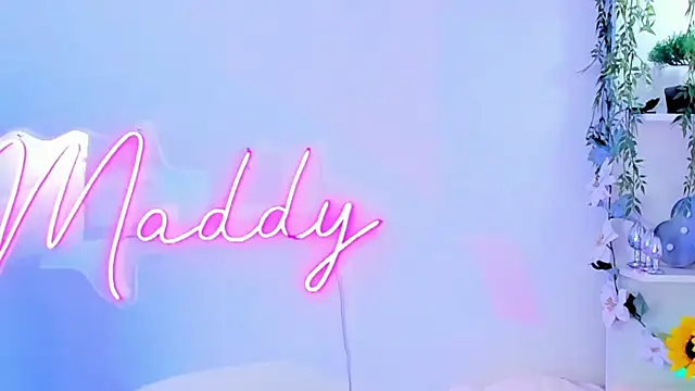 Snapshot of MaddyParisi chatting on 03/08/25, 02:12 MaddyParisi online show from 03/08/25, 02:12