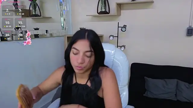 Saray reyes online show from 11/03/25, 12:17