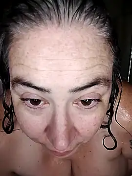 Snapshot of GraceHenderson chatting on 10/04/25, 04:32 GraceHenderson online show from 10/04/25, 04:32