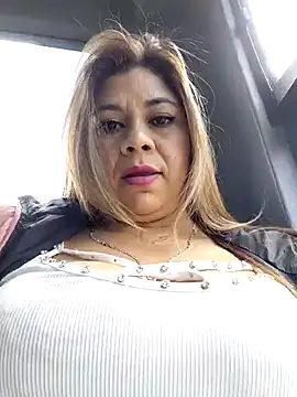 Snapshot of Laura-Hernandez chatting on 11/08/25, 03:23 Laura-Hernandez online show from 11/08/25, 03:23