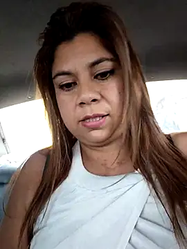 Snapshot of Laura-Hernandez chatting on 11/10/25, 04:06 Laura-Hernandez online show from 11/10/25, 04:06