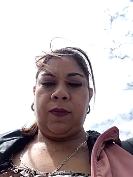 Snapshot of Laura-Hernandez chatting on 11/17/25, 03:18 Laura-Hernandez online show from 11/17/25, 03:18