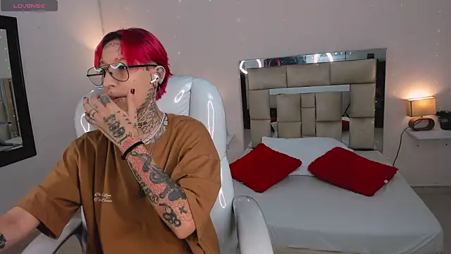 Snapshot of ravengreen_ chatting on 01/24/25, 07:49 ravengreen online show from 01/24/25, 07:49