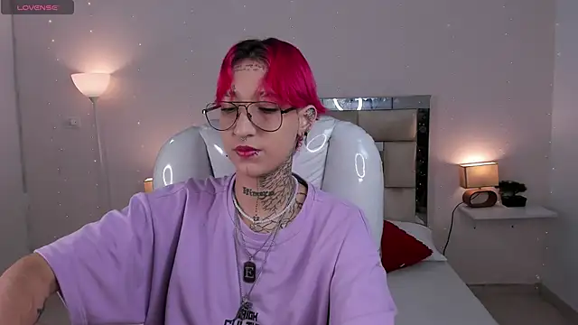 Snapshot of ravengreen_ chatting on 02/04/25, 08:17 ravengreen online show from 02/04/25, 08:17